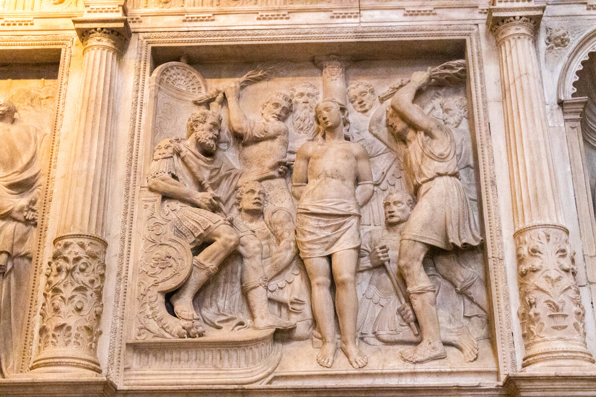 Bas relief dans la cathédrale de Barcelone