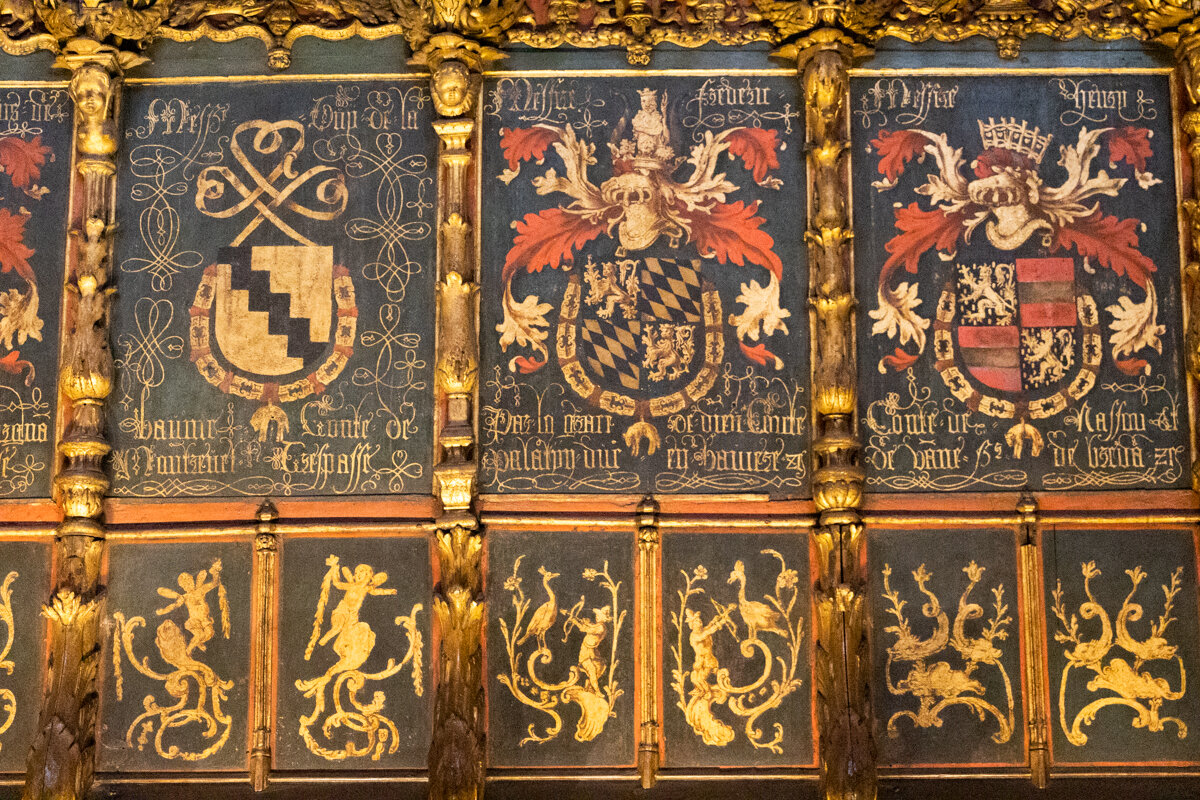 Blasons dans la cathédrale de Barcelone