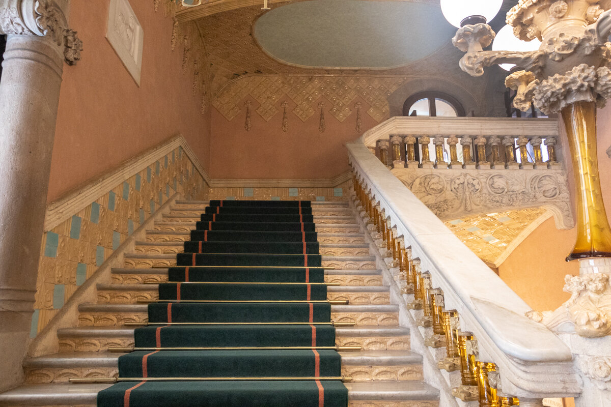 Escaliers à l'intérieur du palais de la musique de Barcelone