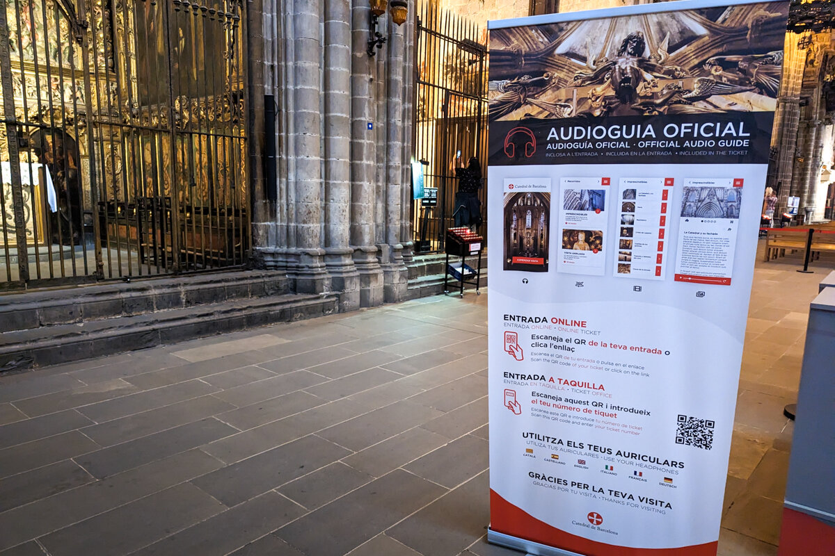 Panneau pour l'audio guide lors de la visite de la cathédrale de Barcelone