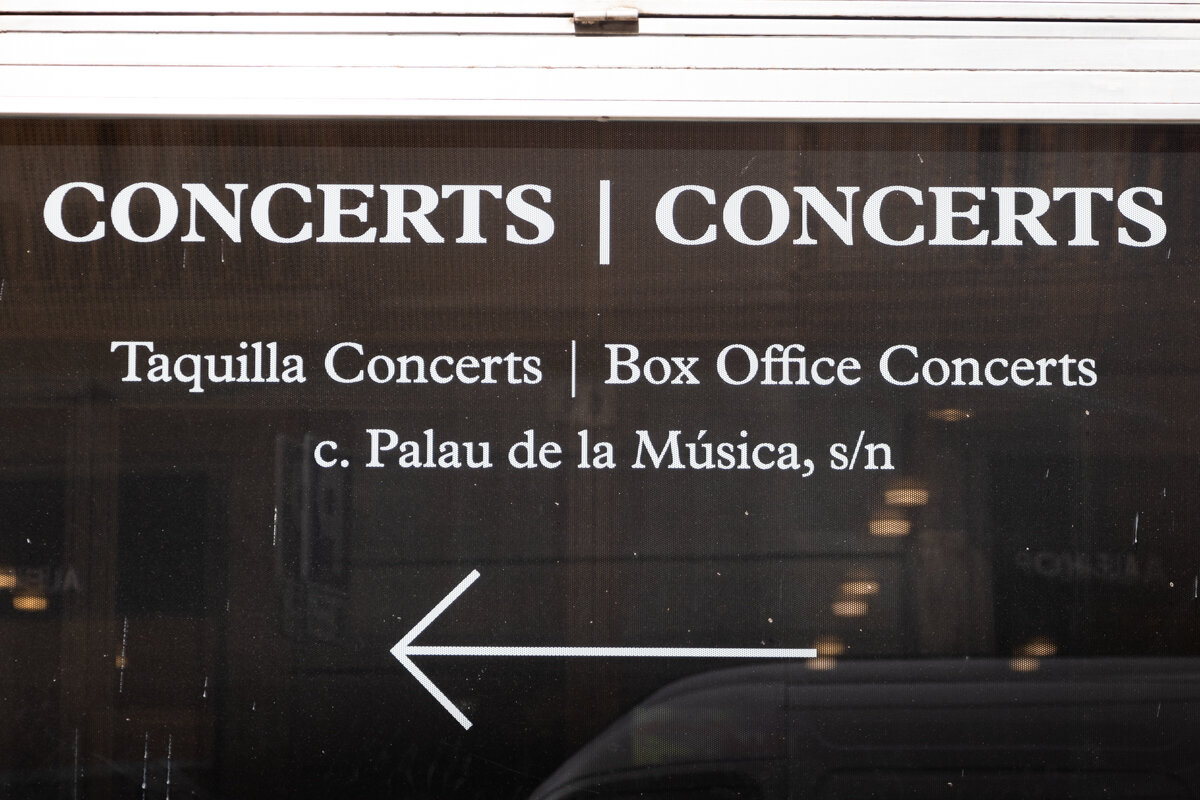 Panneaux indicatifs sur les concerts dans le palais de la musique de Barcelone