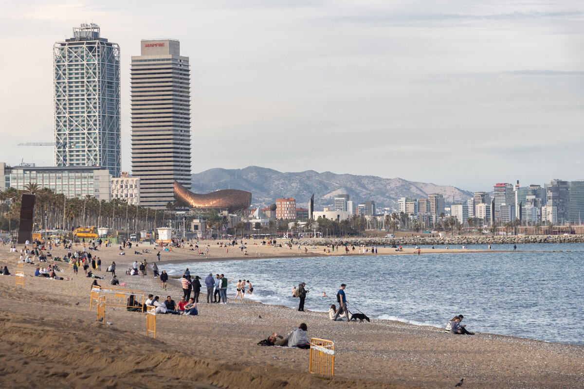 Plage de Barcelone avec vue sur les deux tours