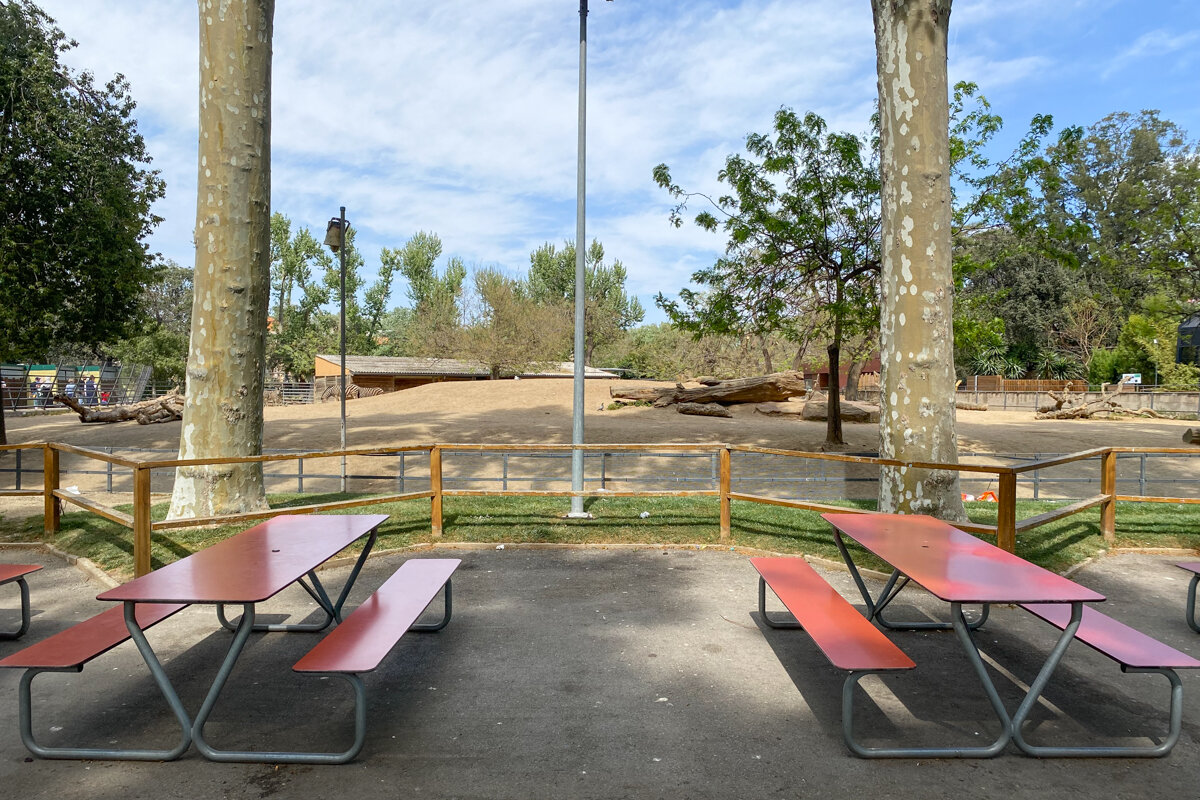 Tables de pique-nique dans le zoo de Barcelone