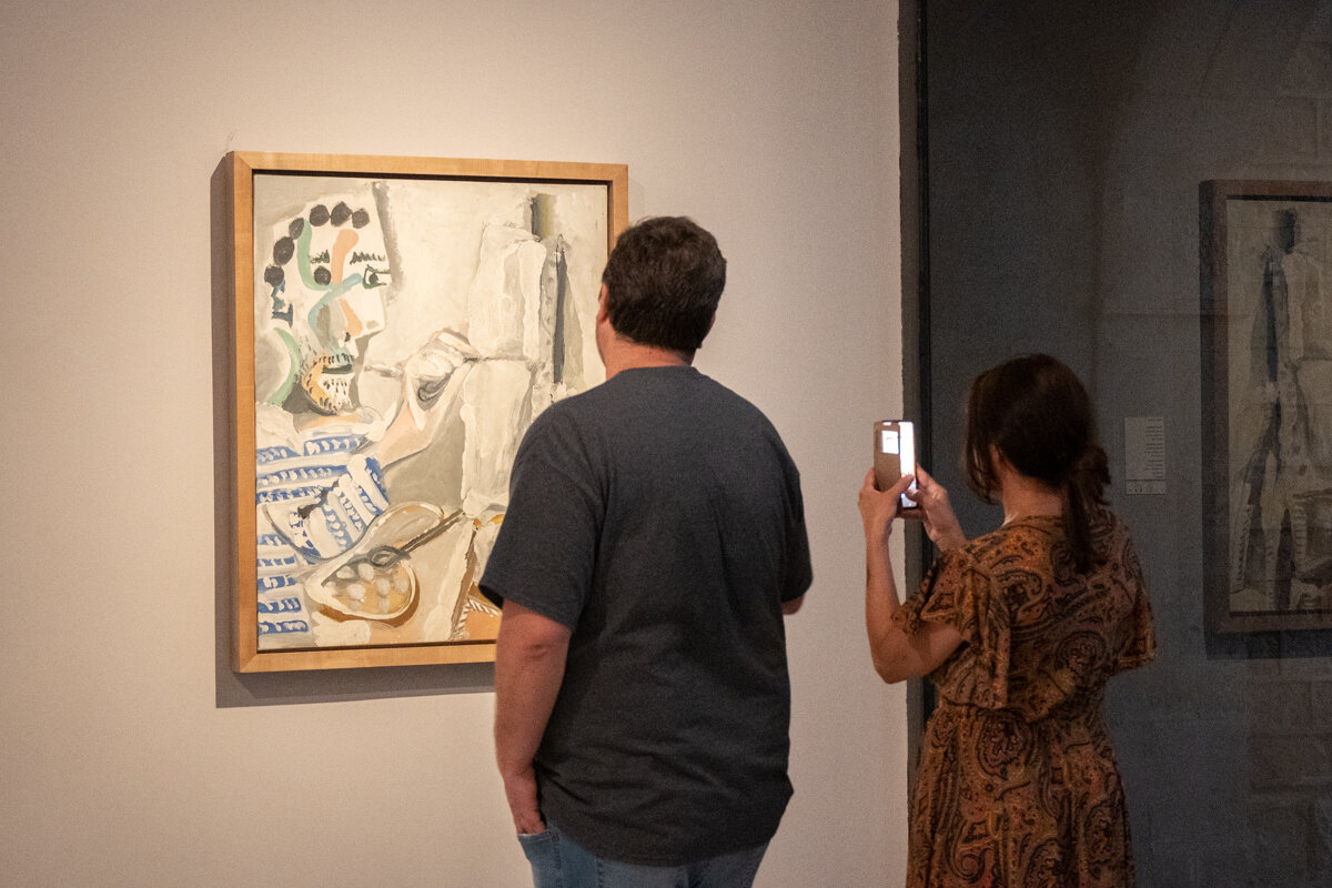 Visiteurs devant une œuvre de Picasso