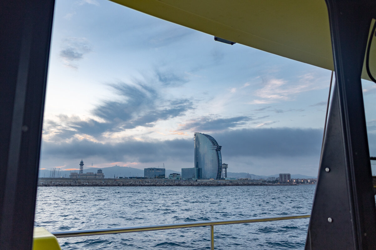 Vue depuis un catamaran à Barcelone au coucher de soleil