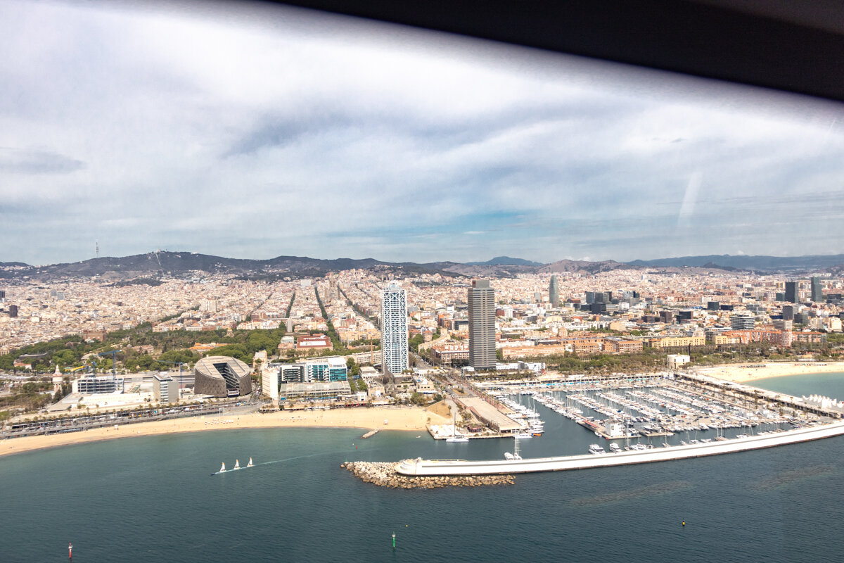 Vue sur le port olympique depuis un hélicoptère à Barcelone