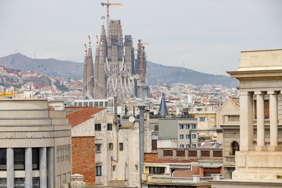 Vue sur la Sagrada Familia depuis les toits de la cathédrale de Barcelone